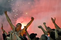 Desni ekstremizem na nogometnih stadionih: Navijači v Bolgariji med tekmo čestitali Hitlerju za rojstni dan