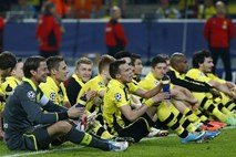 Po veliki zmagi so se nogometaši Borussie posedli pred navijače in uživali (video)