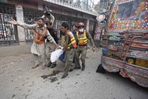 Pakistan: samomorilski napadalec se je z motorjem zaletel v avtobus, najmanj osem mrtvih