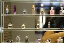 Neznanci v Ljubljani odnesli za 4000 evrov parfumov