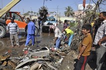Eksplozija bombe pred sunitsko mošejo v Bagdadu ubila šest oseb