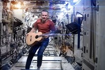 Nadzemeljska interpretacija Bowieja: Astronavt objavil videospot iz vesolja (video)