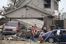 Tornado v Oklahomi: »Kot bi skozi mesto zakotalili orjaško kegljaško kroglo, ki je porušila vse pod sabo« (foto in video)