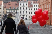 Na okoli 40 prizoriščih po vsej Sloveniji bo danes zazvenela pesem Dan ljubezni