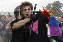 V Sankt Peterburgu nasilje in aretacije na shodu v podporo homoseksualcem