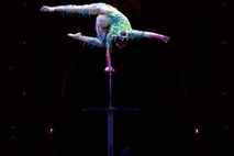 Med nastopom v Las Vegasu se je smrtno ponesrečila plesalka Cirque de Soleil