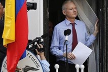 Na ekvadorskem veleposlaništvu v Londonu, kjer je že leto dni ujet Julian Assange, odkrili skriti mikrofon