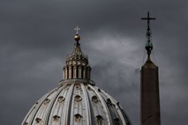 Poročilo: Poslovanje vatikanske banke omogoča pranje denarja