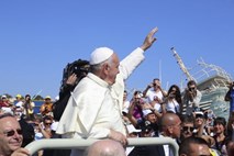 Papež na Lampedusi pozval h "konkretnim spremembam nekaterih stališč"