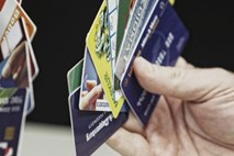 Konkurenca in ugodnejši nakupi: Bruselj predlaga omejitev provizij pri uporabi plačilnih kartic