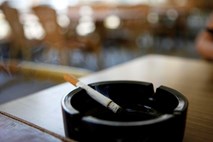 Število kadilcev se že pet let povečuje, stroka za nove protikadilske ukrepe