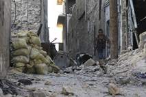 AI: Alep je “popolnoma opustošen”, Sirce ubijajo na tleh in bombardirajo z zraka
