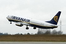 Ryanairovi piloti si zaradi groženj vodstva ne upajo opozarjati na varnostne težave