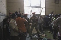 Egipt: Policisti in vojaki so danes Mursijeve podpornike pregnali iz mošeje Al Fath (foto)