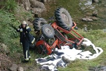 V gozdni nesreči v Šentanelu umrl traktorist