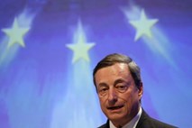 Draghi vztraja pri ekspanzivni denarni politiki in poziva k investicijam