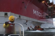 Člani ruske obalne straže so se vkrcali na Greenpeacovo ladjo Arctic Sunrise in aretirali ekipo (foto)