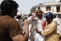 Krvav napad: pred cerkvijo v Pešavarju umrlo 72 vernikov, večina ranjenih v kritičnem stanju