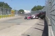 IndyCar: V hudi nesreči poleg dirkača poškodovanih še 13 gledalcev (video)