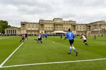 Park pred Buckinghamsko palačo se je spremenil v nogometno igrišče