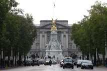 Z nožem oborožen moški je skušal vstopiti v Buckinghamsko palačo