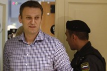 Navalnemu ne bo potrebno v zapor: kazen v koloniji spremenili v pogojno