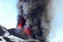 Zaradi izbruha Etne moten zračni promet na Siciliji (video)
