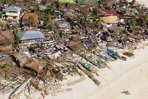 “Oklepal sem se droga in molil”: Pustošenje super tajfuna na Filipinih primerjajo z uničujočim cunamijem iz leta 2004 (foto in video)