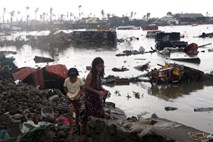 Strahotne posledice tajfuna na Filipinih: “Ljudje hodijo naokrog kot zombiji in iščejo hrano”