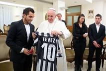 Po Messiju in Balotelliju papeža obiskal tudi Tevez