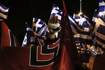 Okoli tisoč podpornikov ultra desničarske Zlate zore protestiralo pred grškim parlamentom (foto)