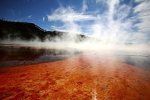 Supervulkan, ki leži pod nacionalnim parkom Yellowstone, še veliko večji, kot so domnevali