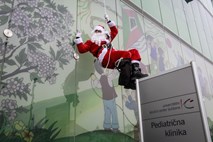 Drzni Božički obiskali otroke Pediatrične klinike (foto in video)
