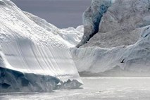 Pod ledeno ploskvijo Grenlandije vsako leto shranjenih 140 milijard ton tekoče vode
