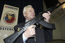 Umrl je izumitelj puške kalašnikov in narodni heroj nekdanje Sovjetske zveze