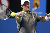 Federer v Melbournu brez težav odpravil Kavčiča, izpadel tudi Rola