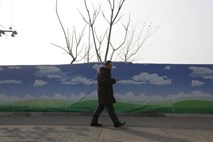 Pekinžani se dušijo v smogu: nad mestom se vije siva meglica in neprijeten vonj