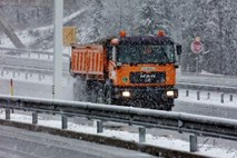 Sneg se oprijema cestišč, zato vozite previdno