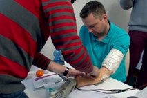 Z bionično ročno protezo prvič omogočili zaznavanje dotika (video)