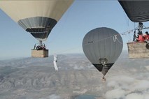 Vrvohodci neuspešno med dvema balonoma, dva padla proti tlom (video)