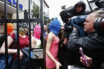 Kozaki v Sočiju bičali članici Pussy Riot Nadeždo in Marijo (video)