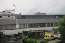 V jeseniški bolnišnici potrdili obisk kriminalistov zaradi domnevno spornega zdravnika