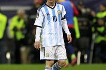 Messi na tekmi proti Romunom znova bruhal (video)