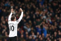 Rooney z golom s sredine igrišča napovedal boljše čase za United; Chelsea ponižal Arsenal (video)