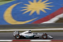 Mercedesa najhitrejša na petkovih treningih v Sepangu