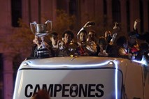 Madrid proslavlja: Osvojiti pokal je fantastično, premagati Barcelono še boljše! (foto in video)