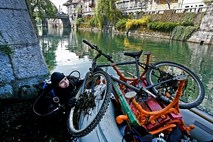 Na dnu Ljubljanice našli stole, kolesa, koše ter celo fotokopirni stroj 