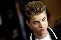 Bela hiša noče komentirati peticije, ki zahteva Bieberjevo deportacijo
