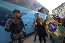 Brazilci začeli priprave na domači mundial, pričakali pa so jih protestniki
