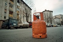 Mariborčan z odprtjem plinske jeklenke in prižigom vžigalnika povzročil eksplozijo